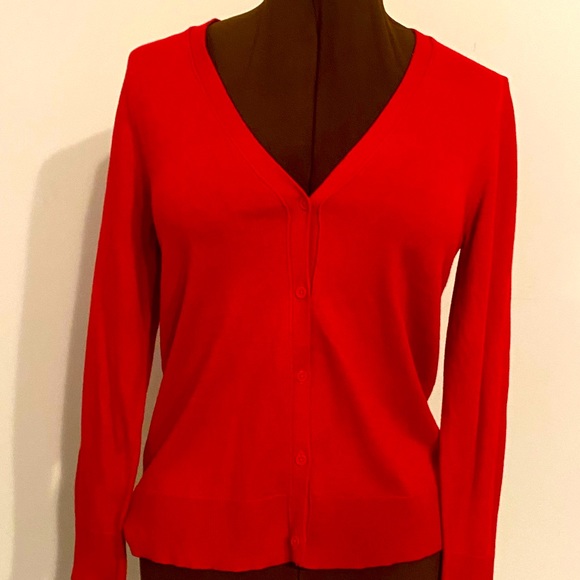 ❤️REITMANS  ESSENTIALS ❤️Red button- up cardigan in medium. Like new condition. - Picture 5 of 14